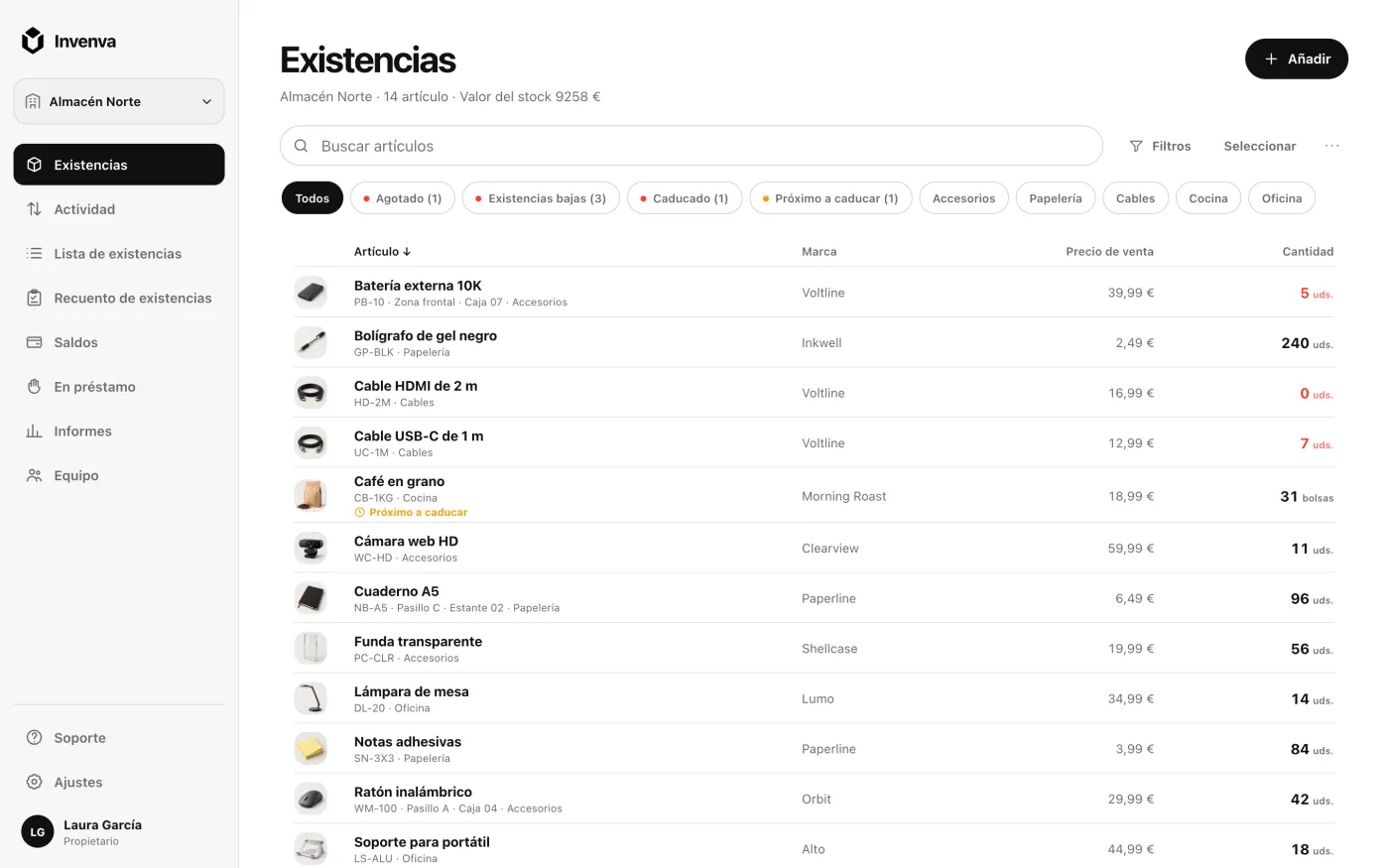 La app web de Invenva con una lista de stock, cantidades, categorías y avisos de stock bajo