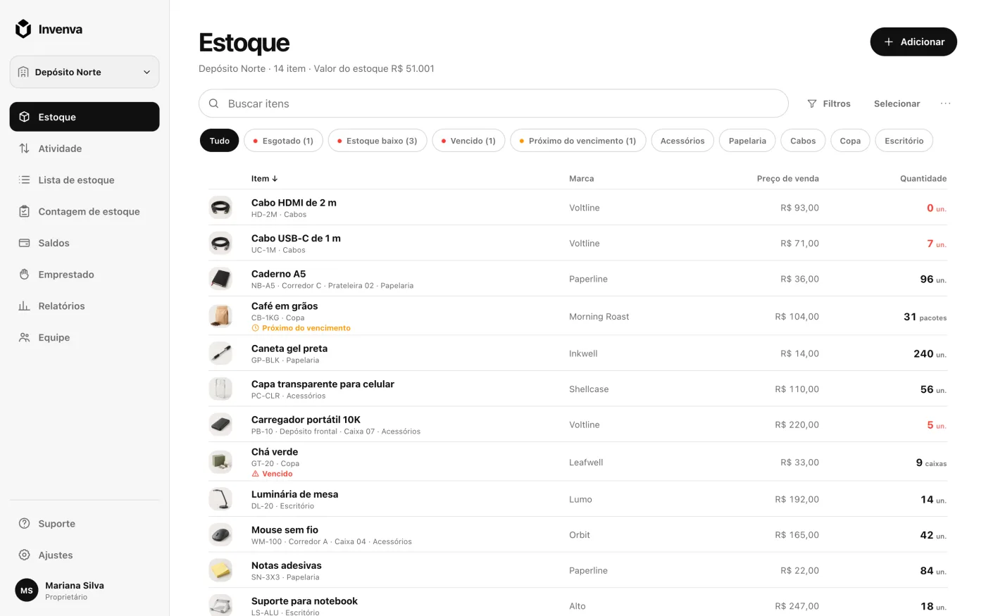 O app web do Invenva mostrando uma lista de estoque com quantidades, categorias e alertas de estoque baixo